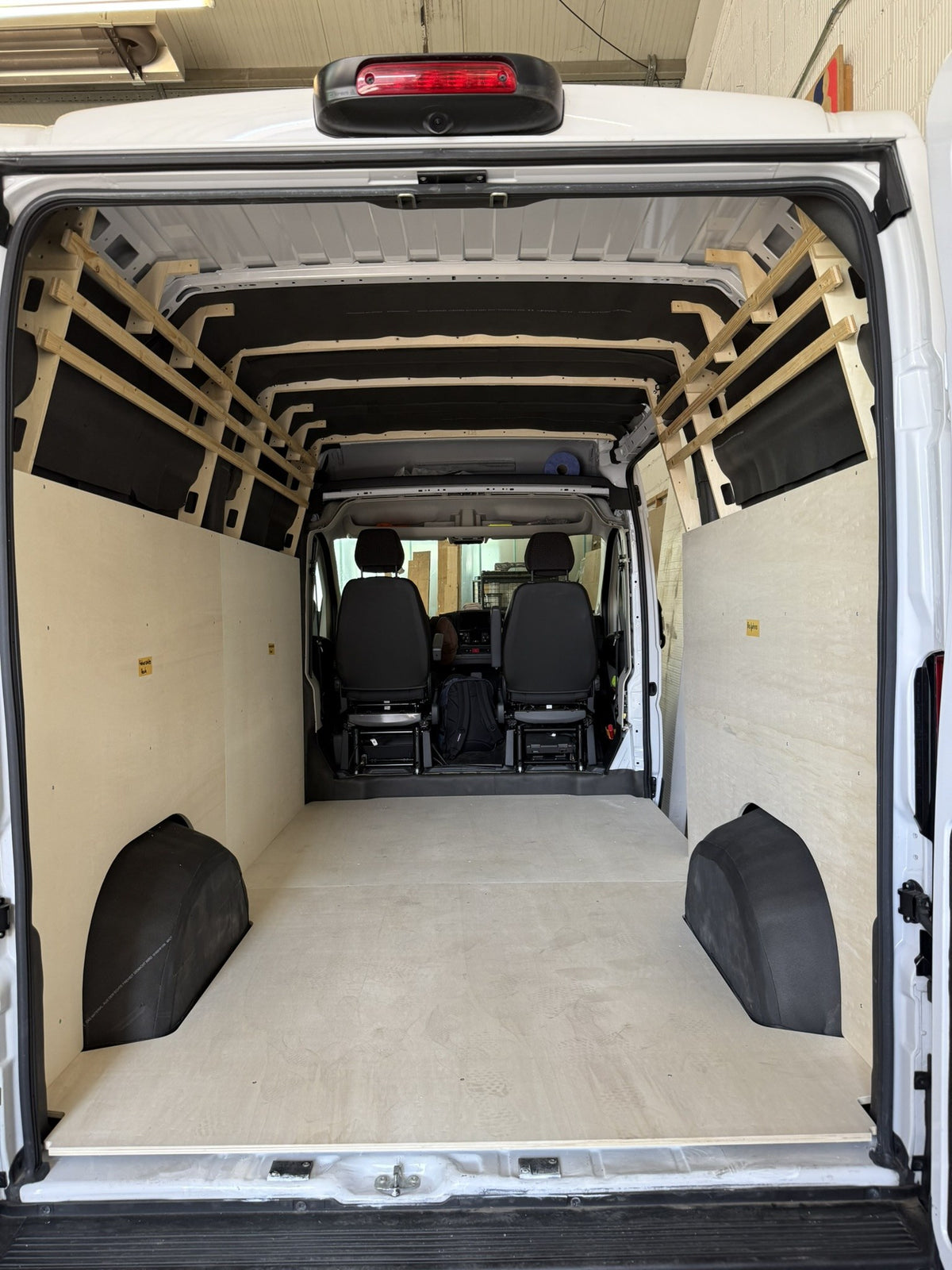 Bodenplatte Pappel im Ducato L2H2, eingelegt auf der Unterkonstruktion