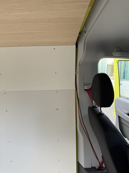 Wand HPL Weiß und Decke Eiche furniert, Crafter, Detail Trennwand