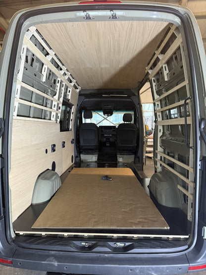 Unterkonstruktion im Mercedes Sprinter L2H2, Blick von den Hecktüren