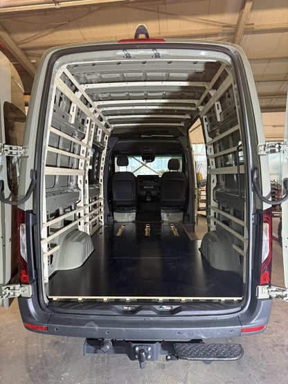 Bodenplatte Pappel im Mercedes Sprinter L2H2