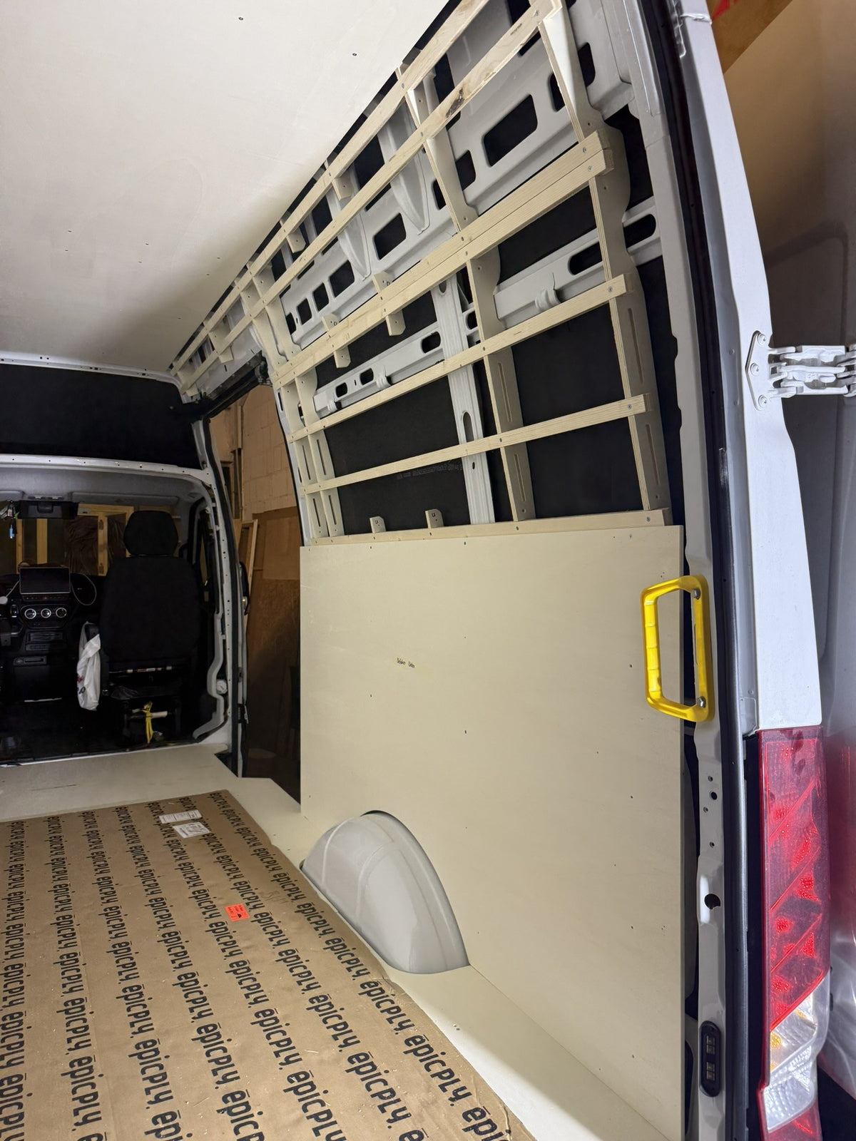 Unterkonstruktion Iveco Daily mit Bodenplatte