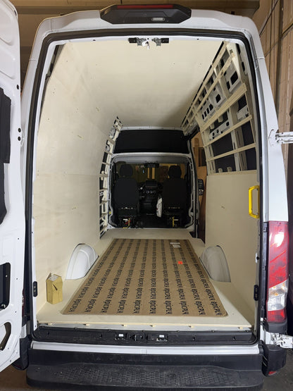 Unterkonstruktion im Iveco Daily L3H3, Blick von den Hecktüren