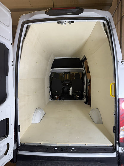 Grundausbau Pappel im Iveco Daily L3H3, Decke und Wände